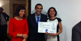 Presidente da Associação Entreprendre, Alexandra Le Falher, e a dirigente Helene Pruvost, entregam o donativo à CVP